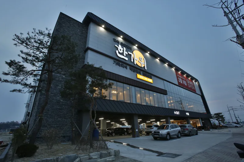 울산 식당인테리어 시공사 주식회사 고신 — 한가위 울산 북구, 해질녘에 촬영한 3층 규모 외관과 간판