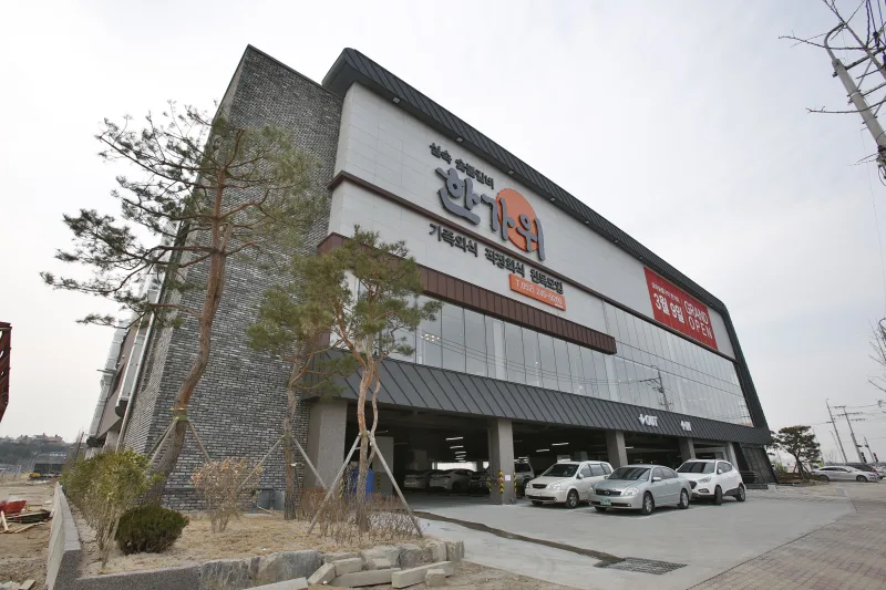주식회사 고신 시공 현장 — 한가위 울산 북구, 주간에 촬영한 3층 규모 외관과 주차장