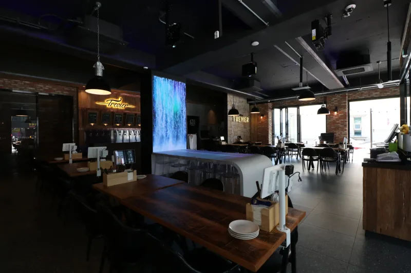 울산 식당인테리어 시공사례 — 일산트레비어 울산 동구, 미디어아트 벽면과 원목 바 카운터를 둔 홀