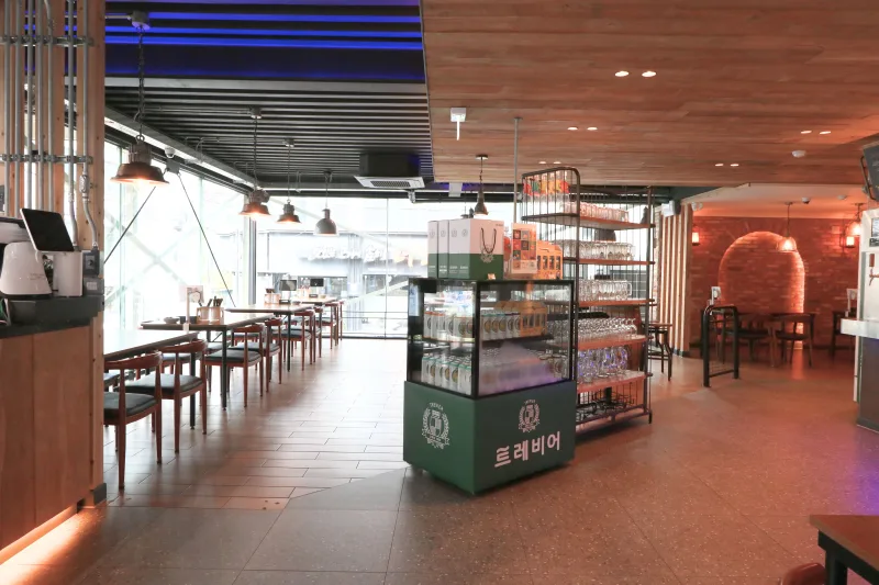 울산 식당인테리어 시공사례 — 옥동트레비어 울산 남구, 카운터와 쇼케이스를 둔 매장 입구