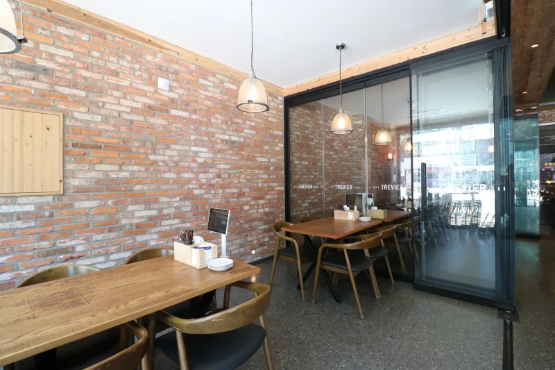 울산 식당인테리어 상담 문의 — 일산트레비어 울산 동구, 밝은 조명 아래 놓인 상담용 테이블