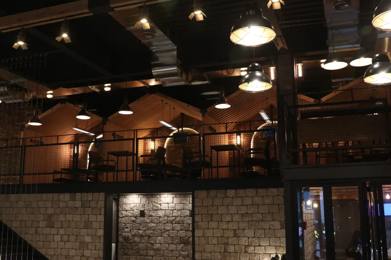 울산 북구 식당인테리어 시공사례 — 명촌트레비어 울산 북구, 야간 조명을 밝힌 2층 목조 룸 좌석